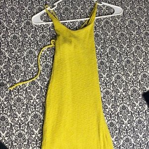 Yellow tight dress. 😍☀️